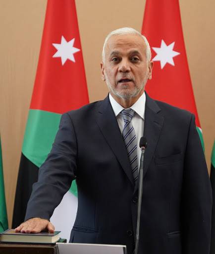 وزير التنمية يتابع حالة الفتى الذي ظهر في صور منشورة على إحدى الصحف المحلية وهو يأكل من إحدى حاويات القمامة