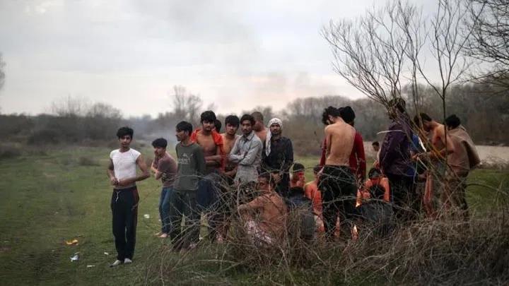 السلطات التركية تنقذ 29 لاجئًا أجبرتهم اليونان على العودة بالقرب من الحدود بولاية أدرنة .. فيديو