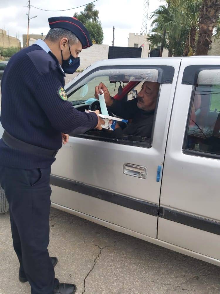 الامن العام يوزع كمامات على الاشخاص الغير ملتزمين بلباس الكمامات ويوجه نصائح توعويه لهم  وزع