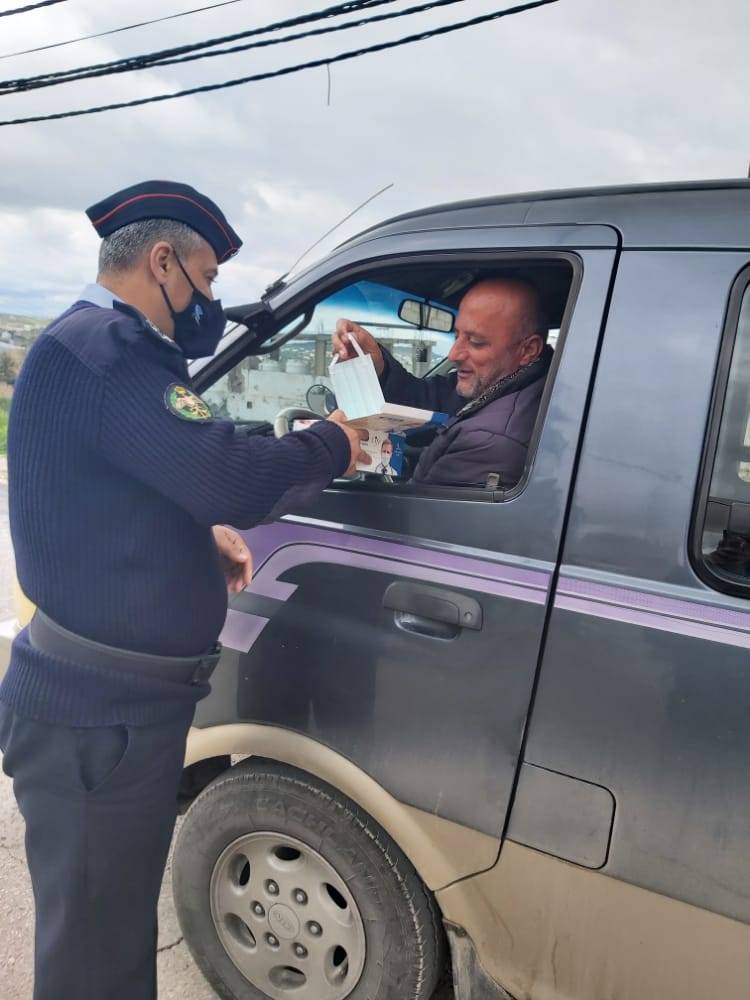 الامن العام يوزع كمامات على الاشخاص الغير ملتزمين بلباس الكمامات ويوجه نصائح توعويه لهم  وزع
