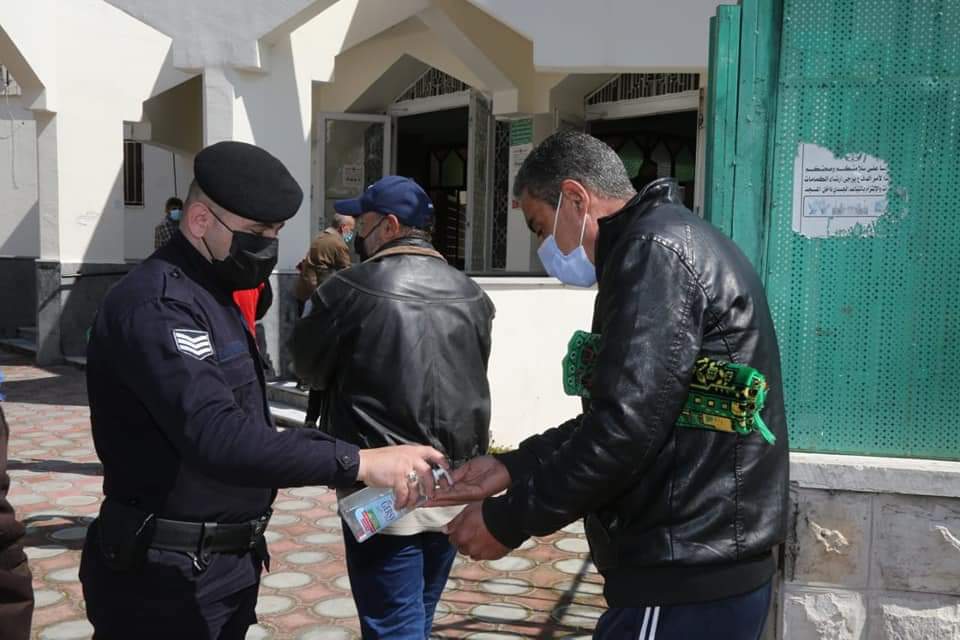 نشامى مديرية الامن العام ينفذون مهامهم منذ ليلة الأمس لإنفاذ أوامر الدفاع وتطبيق الحظر الشامل .. صور 