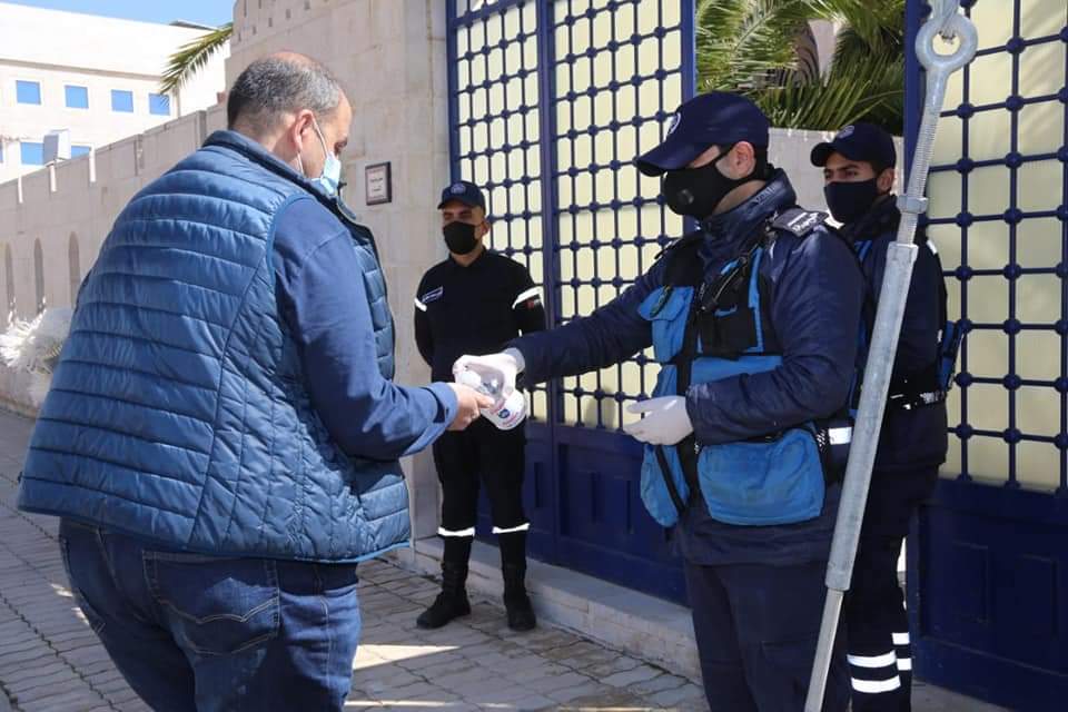 نشامى مديرية الامن العام ينفذون مهامهم منذ ليلة الأمس لإنفاذ أوامر الدفاع وتطبيق الحظر الشامل .. صور 