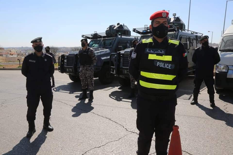 نشامى مديرية الامن العام ينفذون مهامهم منذ ليلة الأمس لإنفاذ أوامر الدفاع وتطبيق الحظر الشامل .. صور 