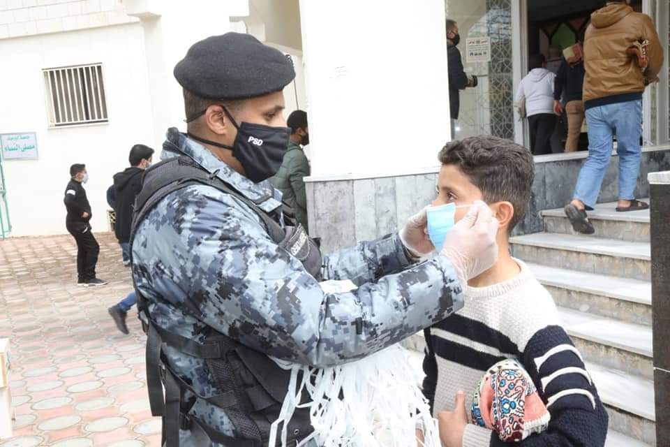 نشامى مديرية الامن العام ينفذون مهامهم منذ ليلة الأمس لإنفاذ أوامر الدفاع وتطبيق الحظر الشامل .. صور 