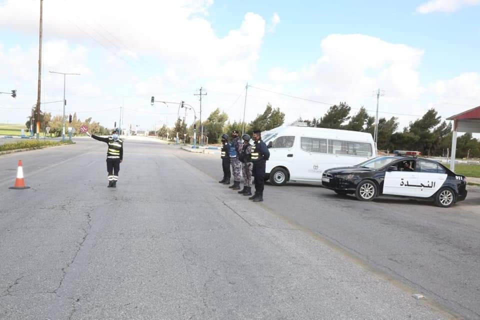 نشامى مديرية الامن العام ينفذون مهامهم منذ ليلة الأمس لإنفاذ أوامر الدفاع وتطبيق الحظر الشامل .. صور 