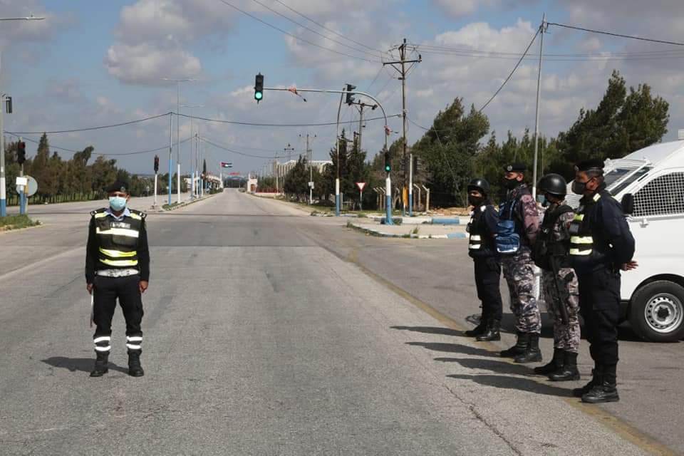 نشامى مديرية الامن العام ينفذون مهامهم منذ ليلة الأمس لإنفاذ أوامر الدفاع وتطبيق الحظر الشامل .. صور 