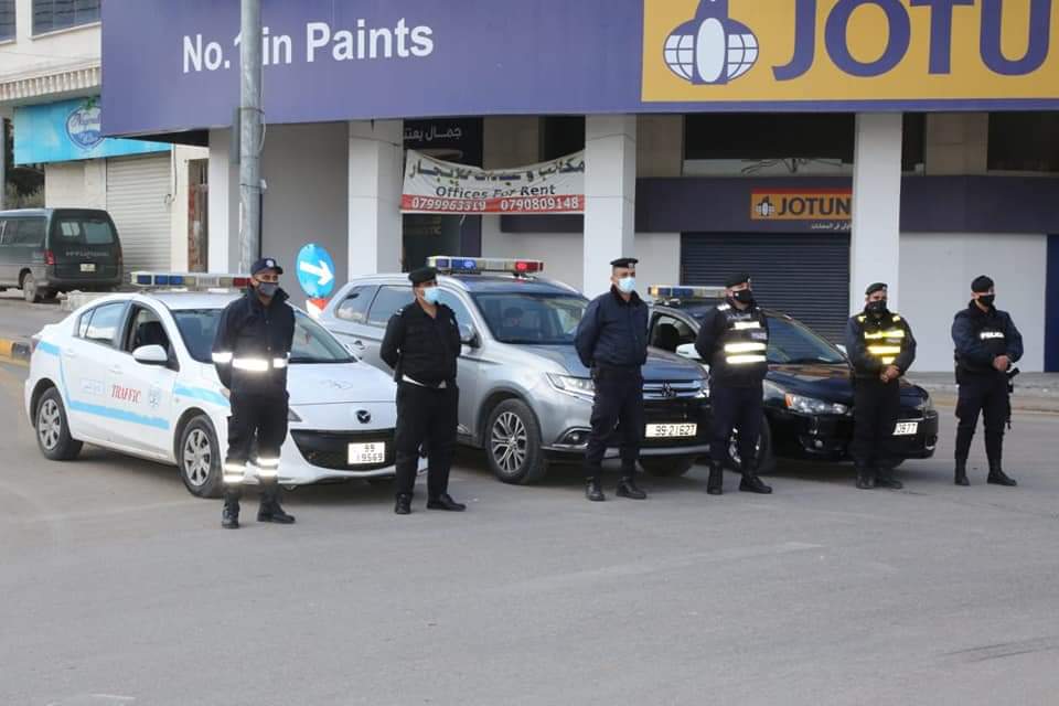 نشامى مديرية الامن العام ينفذون مهامهم منذ ليلة الأمس لإنفاذ أوامر الدفاع وتطبيق الحظر الشامل .. صور 