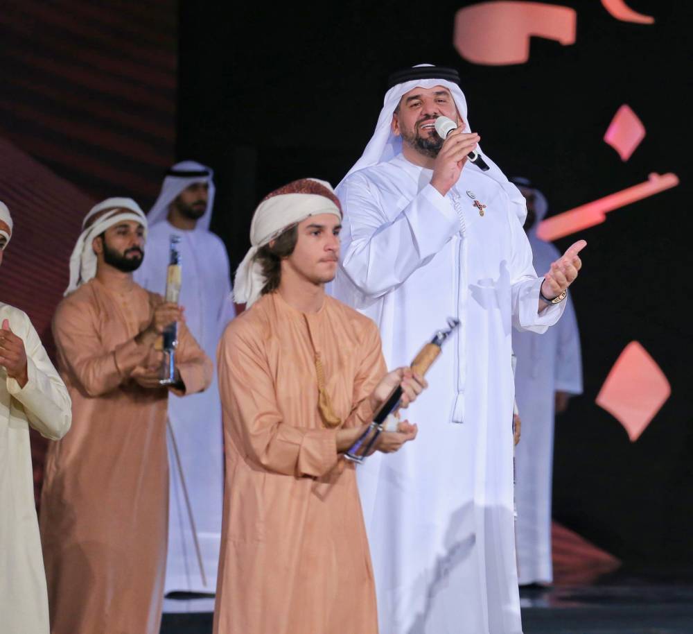 (الجسمي يهدي قول وفعل الى حمدان بن محمد فزاع في ختام برنامج الميدان)..