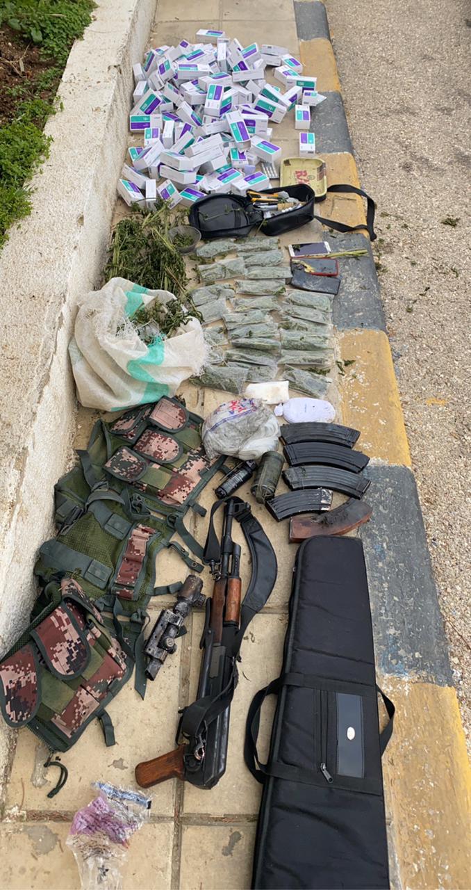 القبض على شخص مطلوب مروج للمواد المخدرة ومسلح جنوب العاصمة بعد مقاومته للقوة الأمنية وإطلاق عيارات نارية باتجاههم