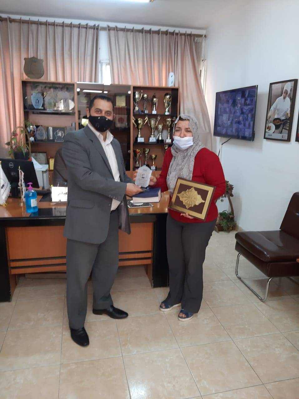 مدير معهد السياحي والفندقي يكرم الزميلات بمناسبة يوم المرأه العالمي