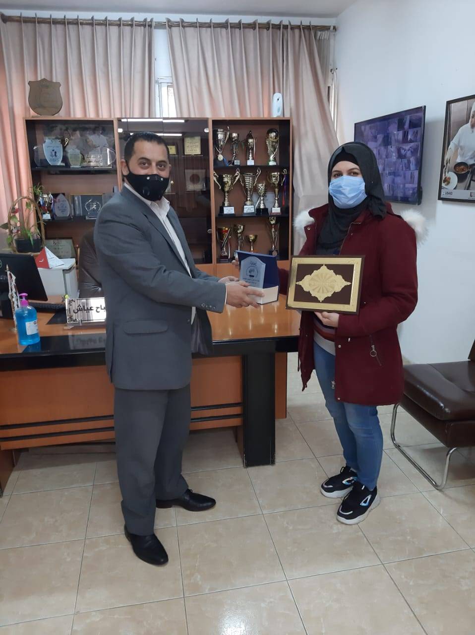 مدير معهد السياحي والفندقي يكرم الزميلات بمناسبة يوم المرأه العالمي