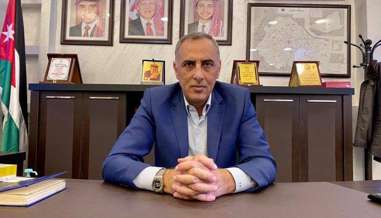 محافظ المفرق : ضبط 3 أشخاص مخالفين لشروط العزل المنزلي وتحويلهم الى المستشفى الميداني