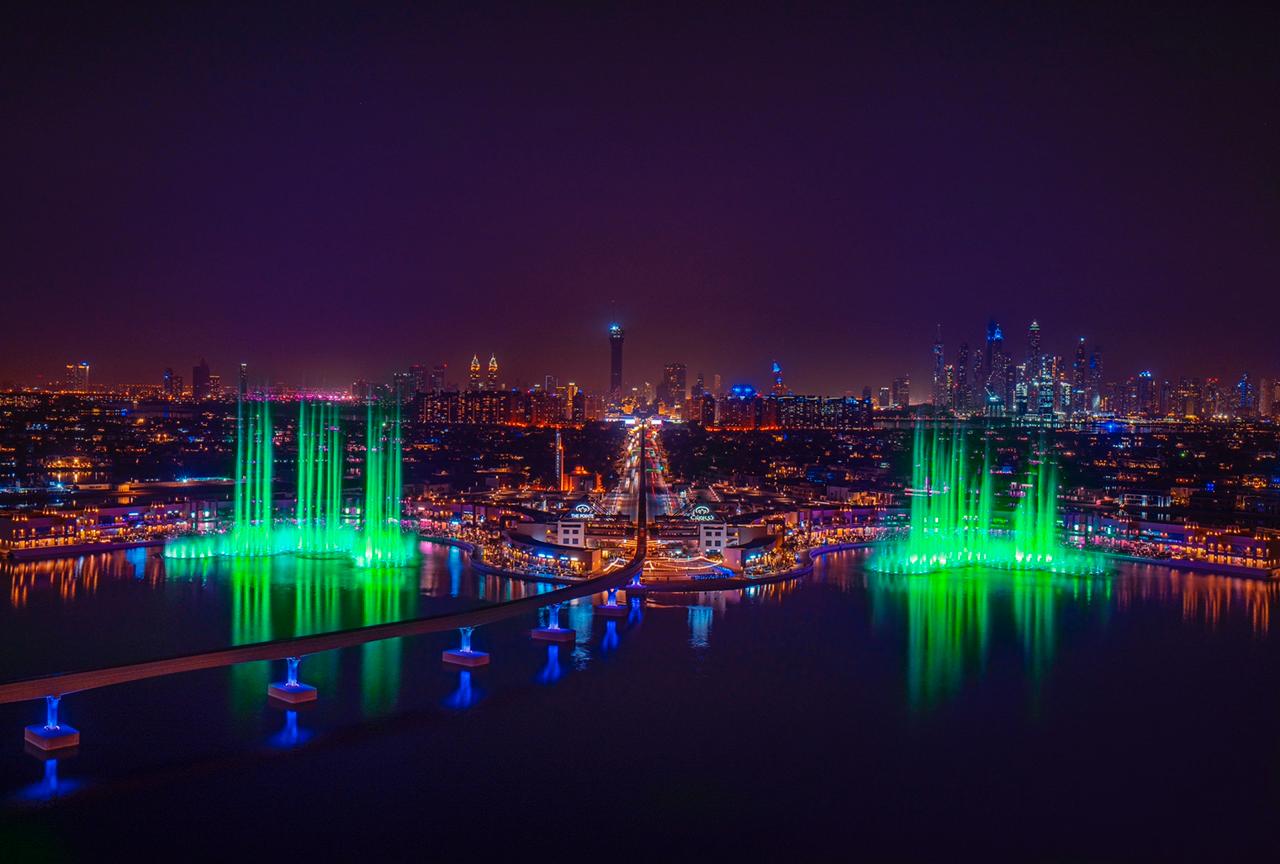 نخلة جميرا تضيء أكبر نافورة في العالم باللون الأخضر على إيقاعات موسيقى ريفردانس المذهلة احتفالاً باليوم الوطني الأيرلندي