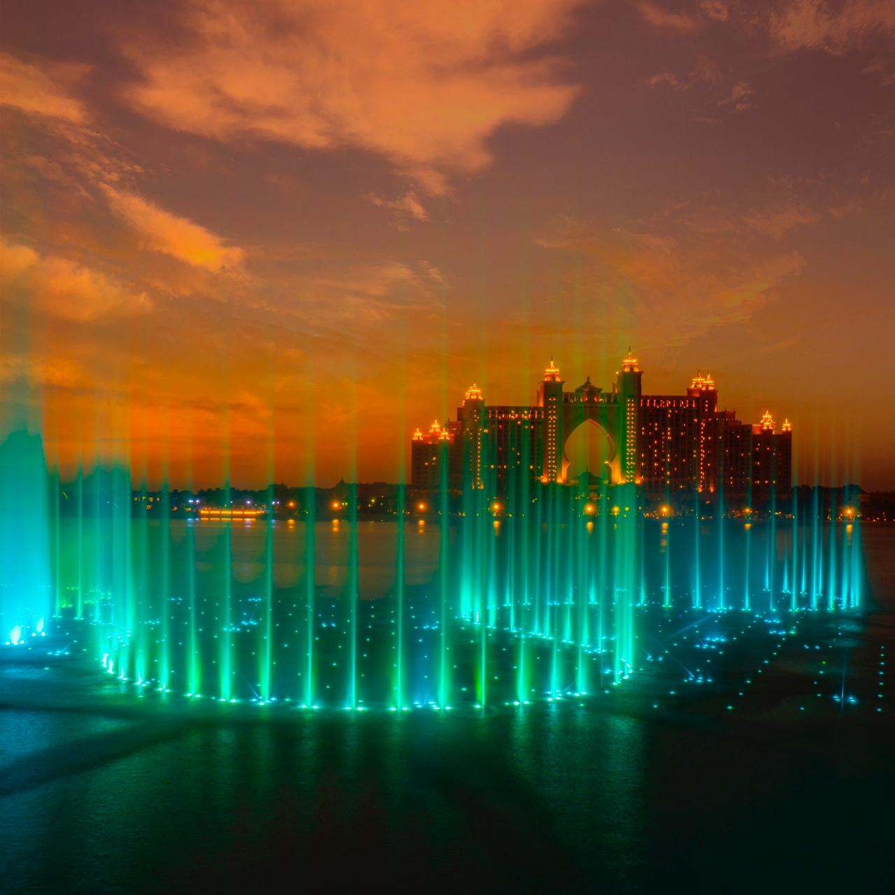 نخلة جميرا تضيء أكبر نافورة في العالم باللون الأخضر على إيقاعات موسيقى ريفردانس المذهلة احتفالاً باليوم الوطني الأيرلندي