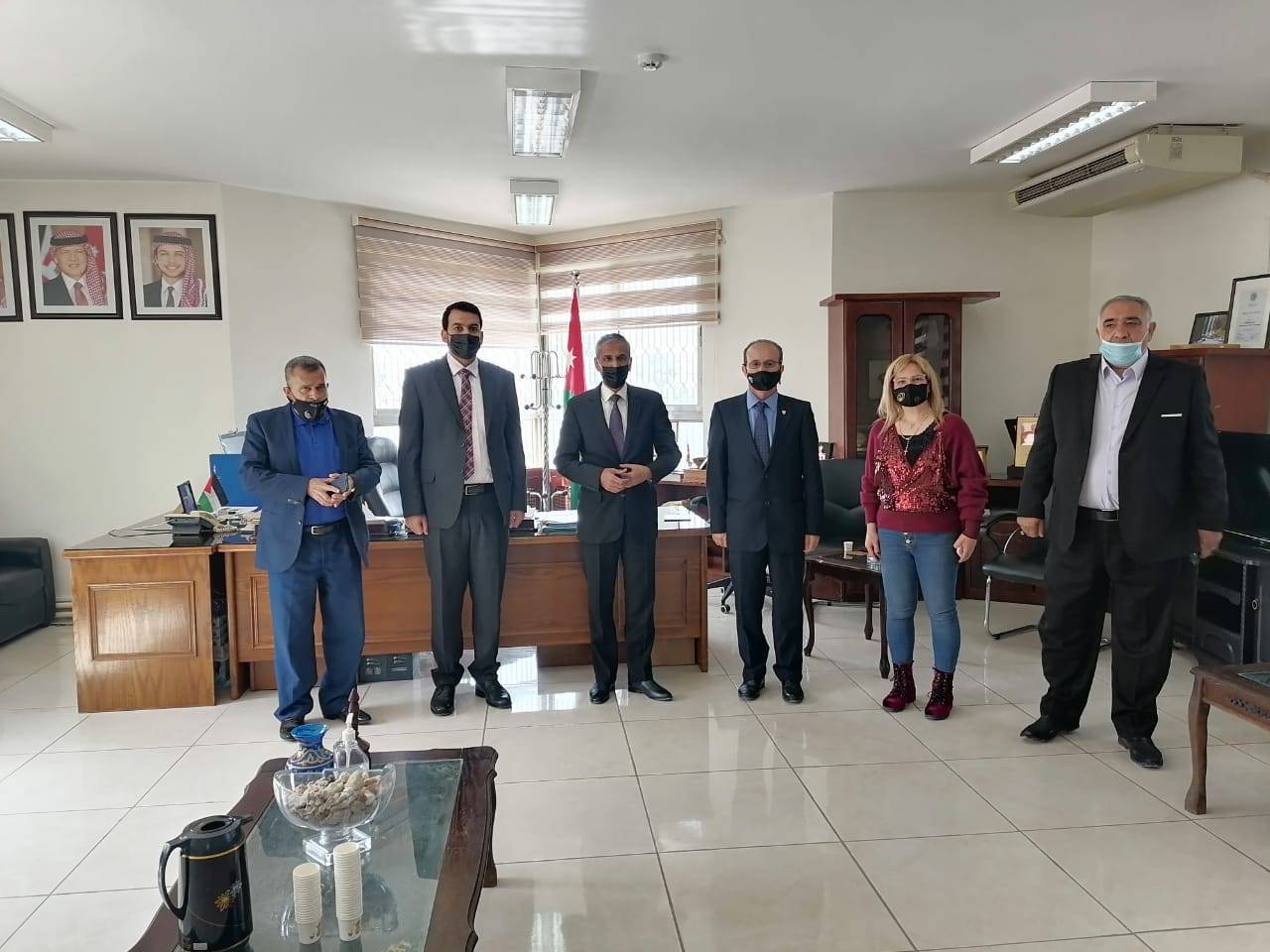 عجلون : هيئة الاعمال الخيرية العالمية-مكتب الأردن توزع حرامات على اسر محتاجه (مصور)