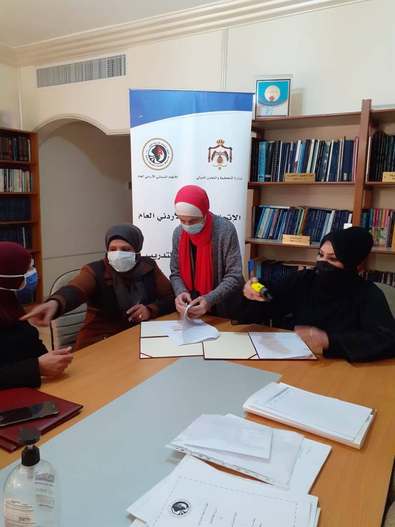 رئيسة الاتحاد النسائي الاردني العام توقع اتفاقية مشروع  تربية الاغنام واتفاقية مشروع  محفظة اقراضية - مشاريع انتاجية اسرية 