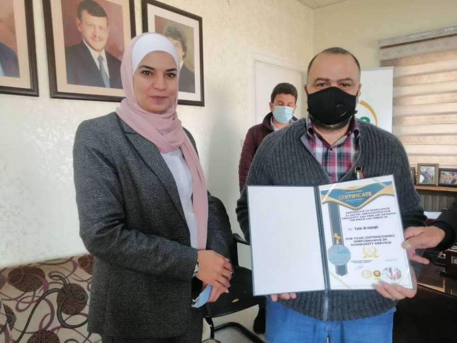 النائب ريما العموش تكرم مدير ادارة المياه بمحافظة المفرق ضمن مبادرة خدمتكم شرف التي أطلقتها جمعية الأصايل للابداع والفن التشكيلي