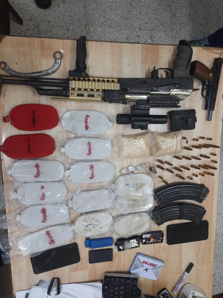 إلقاء القبض على مروّجين للمواد المخدرة بعد مقاومتهما للقوة في العاصمة