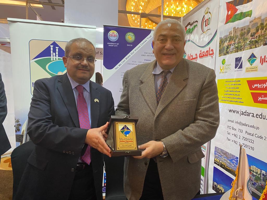 جامعة جدارا توقع اتفاقية تعاون علمي وأكاديمي مع جامعة مدينة السادات في القاهره