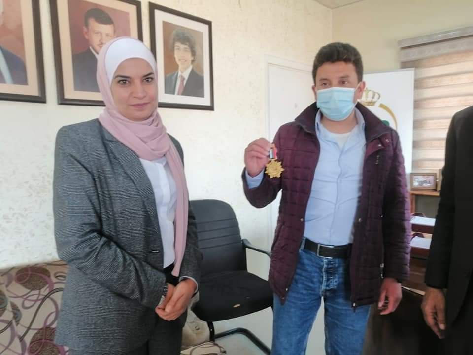 النائب ريما العموش تكرم مدير ادارة المياه بمحافظة المفرق ضمن مبادرة خدمتكم شرف التي أطلقتها جمعية الأصايل للابداع والفن التشكيلي 