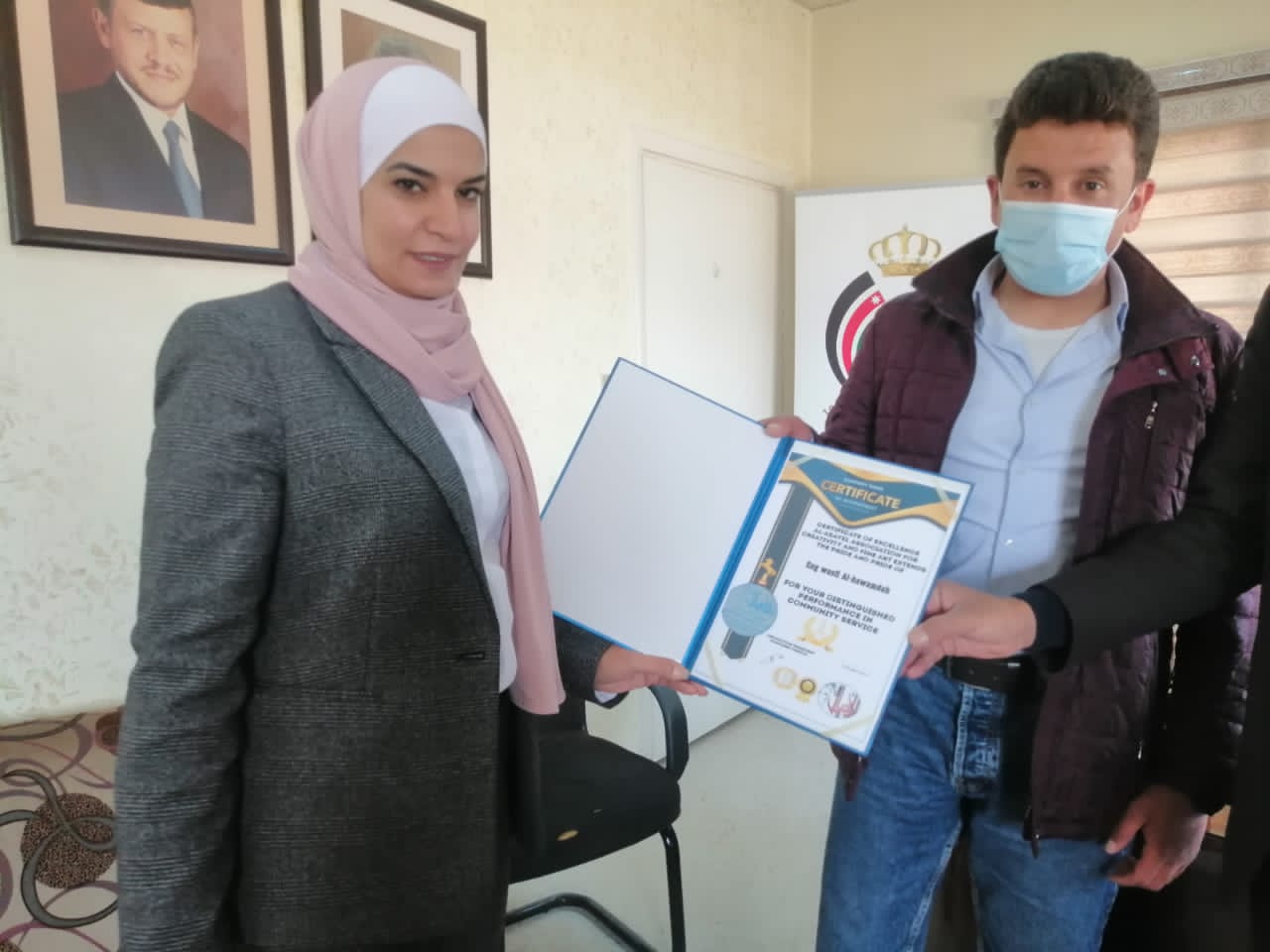 النائب ريما العموش تكرم مدير ادارة المياه بمحافظة المفرق ضمن مبادرة خدمتكم شرف التي أطلقتها جمعية الأصايل للابداع والفن التشكيلي 