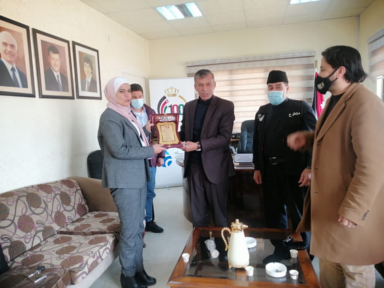 النائب ريما العموش تكرم مدير ادارة المياه بمحافظة المفرق ضمن مبادرة خدمتكم شرف التي أطلقتها جمعية الأصايل للابداع والفن التشكيلي 