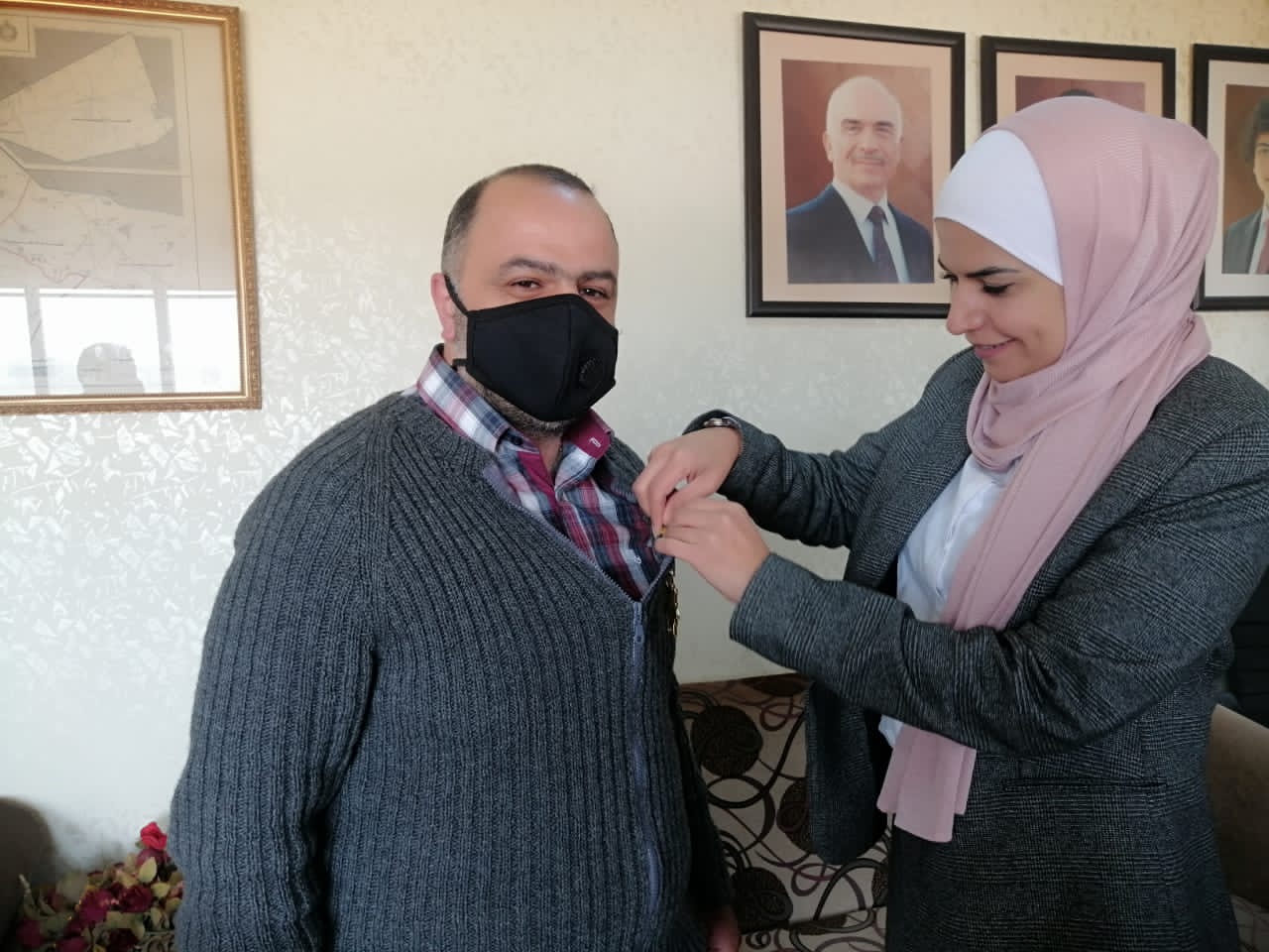 النائب ريما العموش تكرم مدير ادارة المياه بمحافظة المفرق ضمن مبادرة خدمتكم شرف التي أطلقتها جمعية الأصايل للابداع والفن التشكيلي 