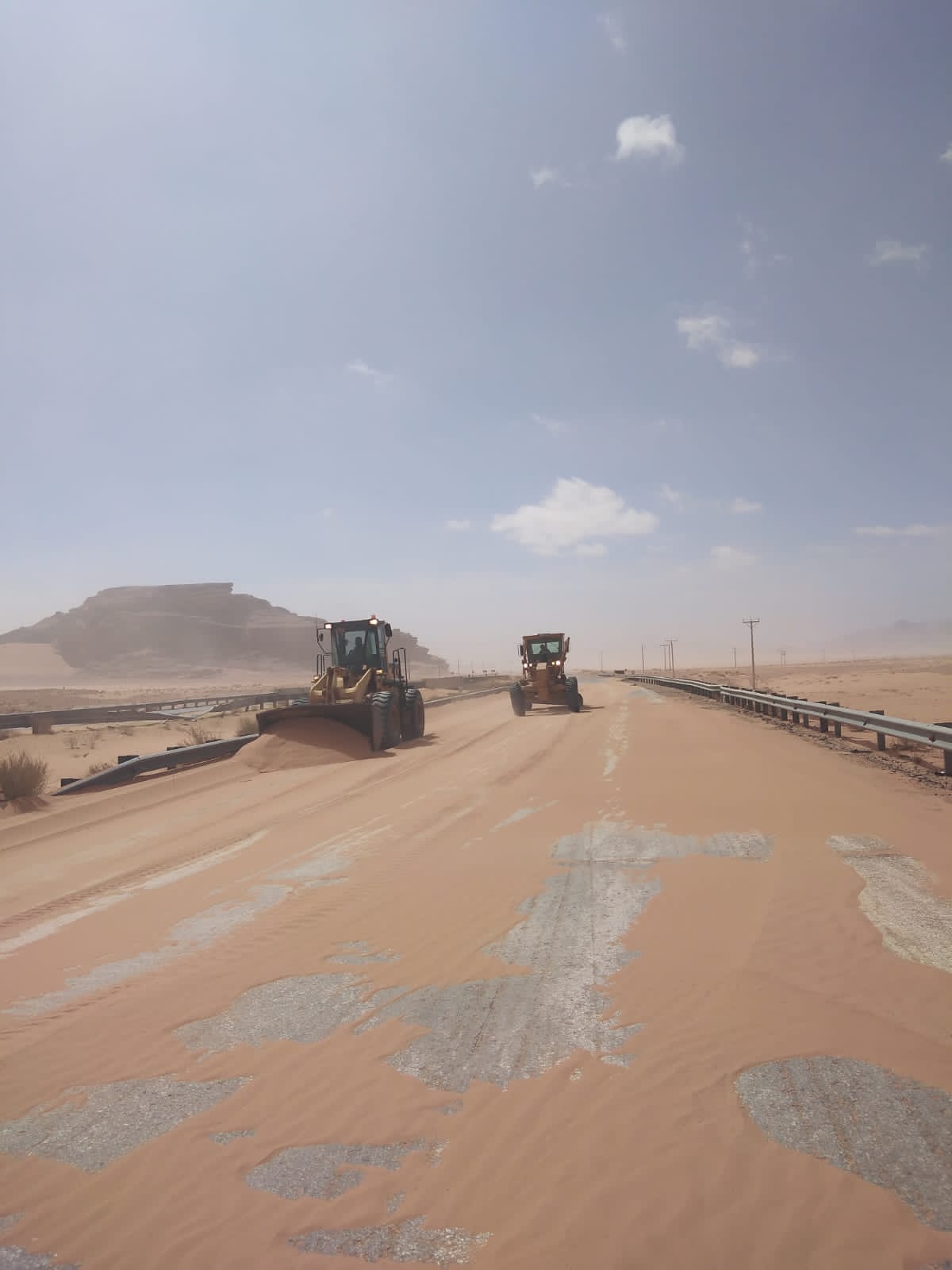 الأشغال تتعامل مع تجمع رمال في مناطق مختلفه في المملكه