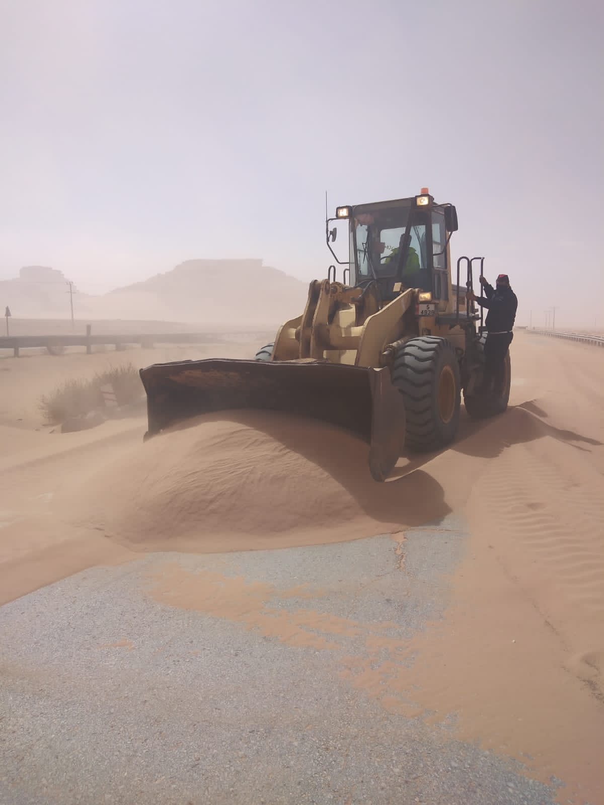 الأشغال تتعامل مع تجمع رمال في مناطق مختلفه في المملكه