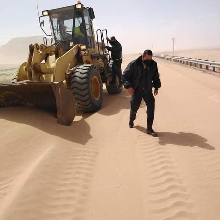 نشامى الأمن العام  في الجنوب يساهمون بإزالة كثبان رمليه