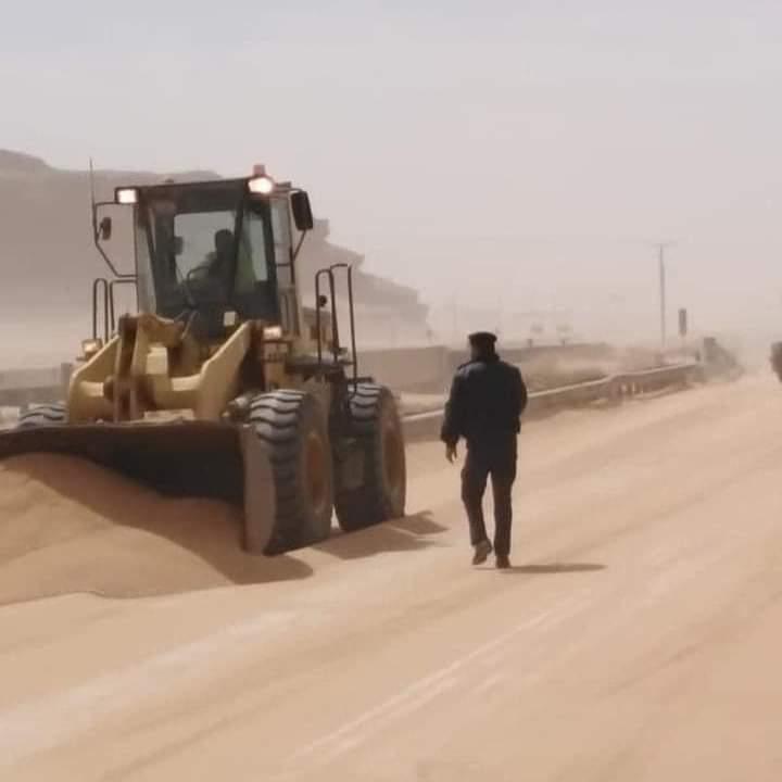 نشامى الأمن العام  في الجنوب يساهمون بإزالة كثبان رمليه