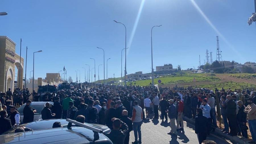 غاضبون أمام مستشفى السلط رغم دخول وقت حظر التجول الجزئي