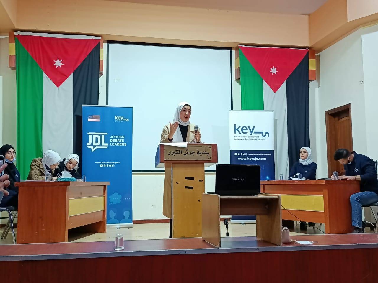 مفاتيح للتنمية المستدامة تعقد مناظرتين تنافسية بين محافظة الزقاء ومحافظة جرش ضمن برنامج  قادة مناظرات الاردن (جدل)