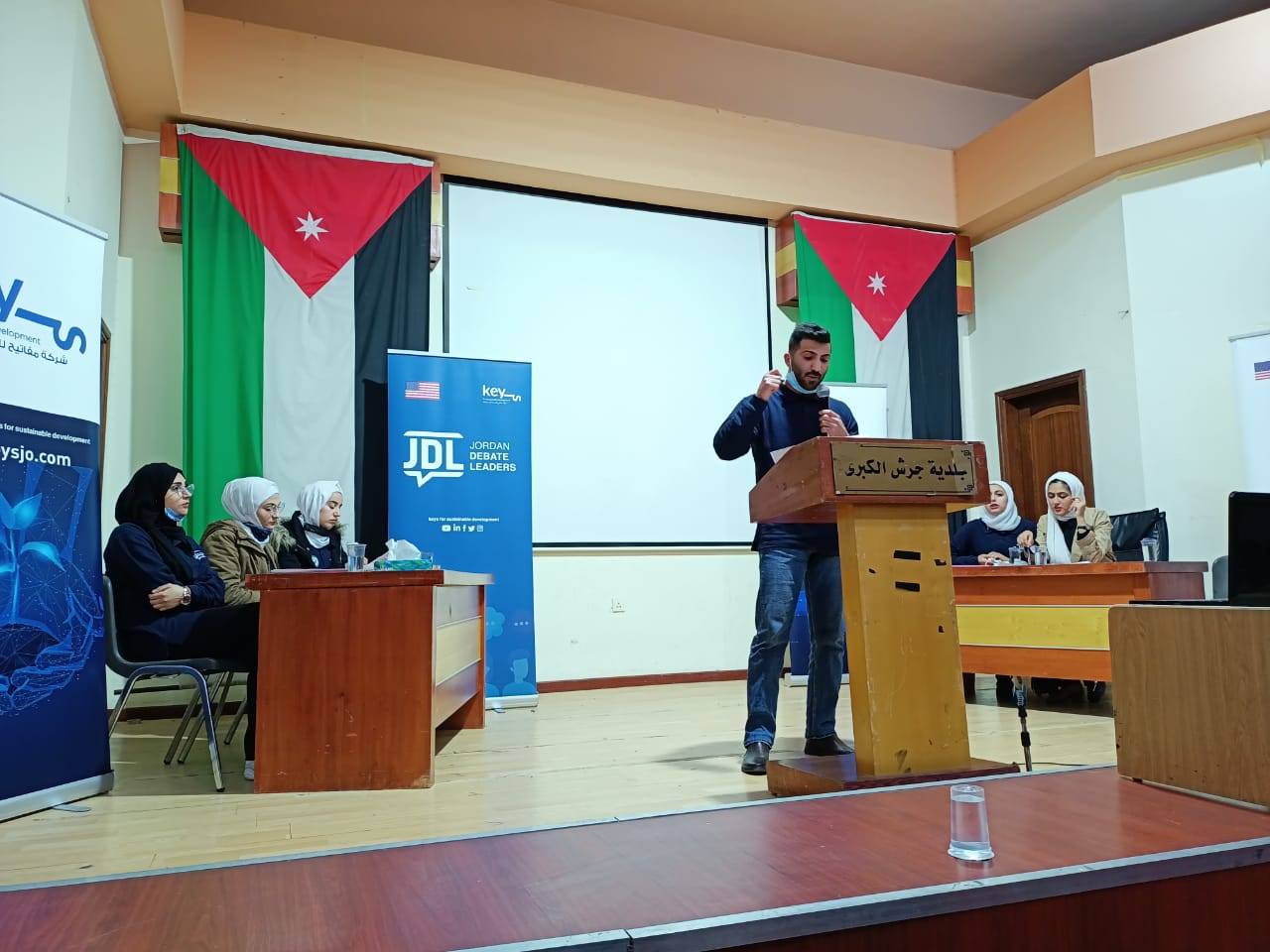 مفاتيح للتنمية المستدامة تعقد مناظرتين تنافسية بين محافظة الزقاء ومحافظة جرش ضمن برنامج  قادة مناظرات الاردن (جدل)