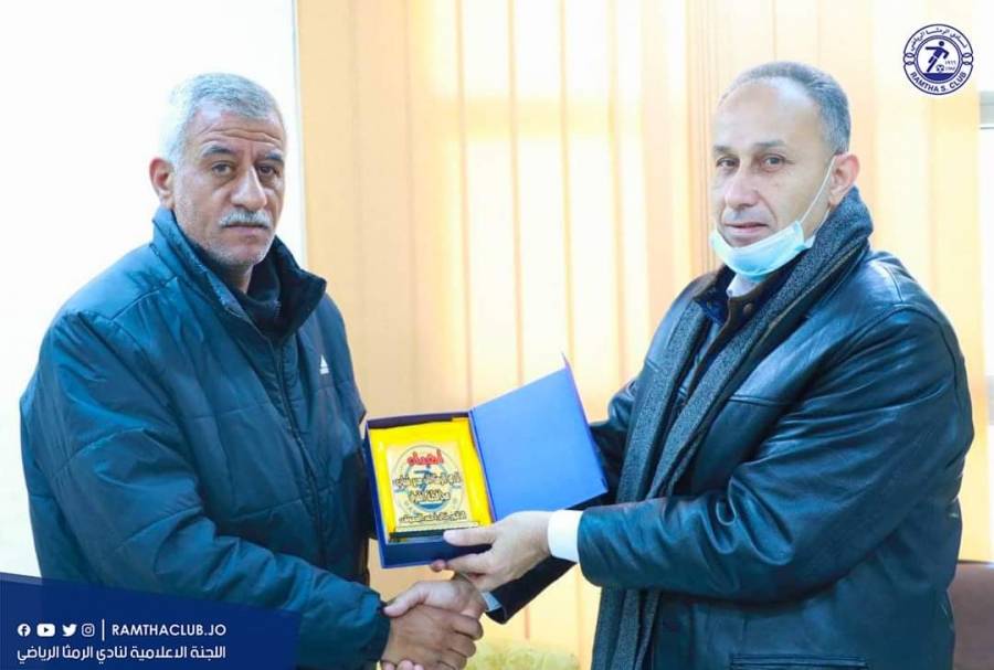 نادي الرمثا يقدم درعاً تكريمياً لمدير شباب محافظة المفرق.