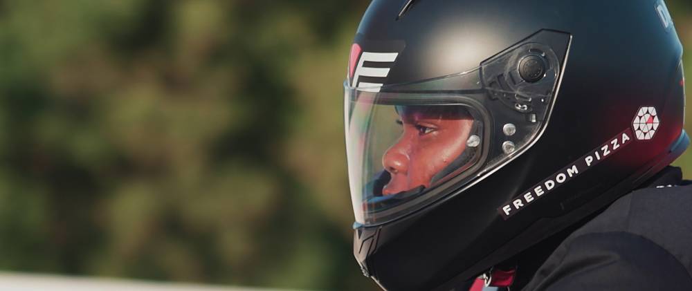 فریدم بیتزا یعین أول سائقة توصیل طلبات في دولة الإمارات 