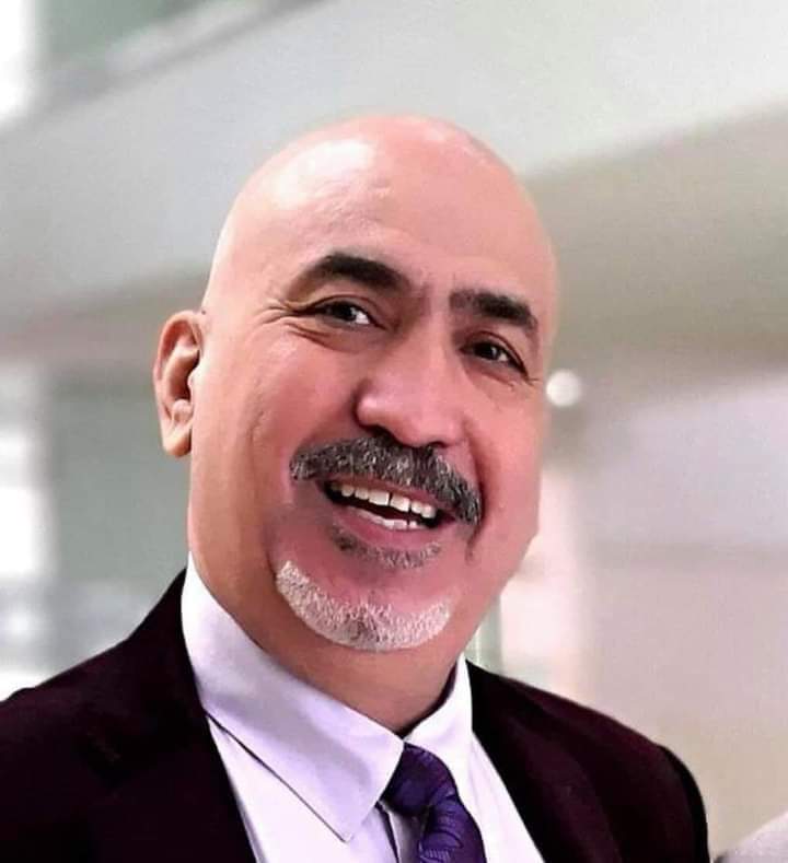 نائب مدير المستشفى التخصصي الدكتور رياض الشرقاوي يهنئ الدكتور محمود زريقات بتعيينه امينا عاما لوزارة الصحة