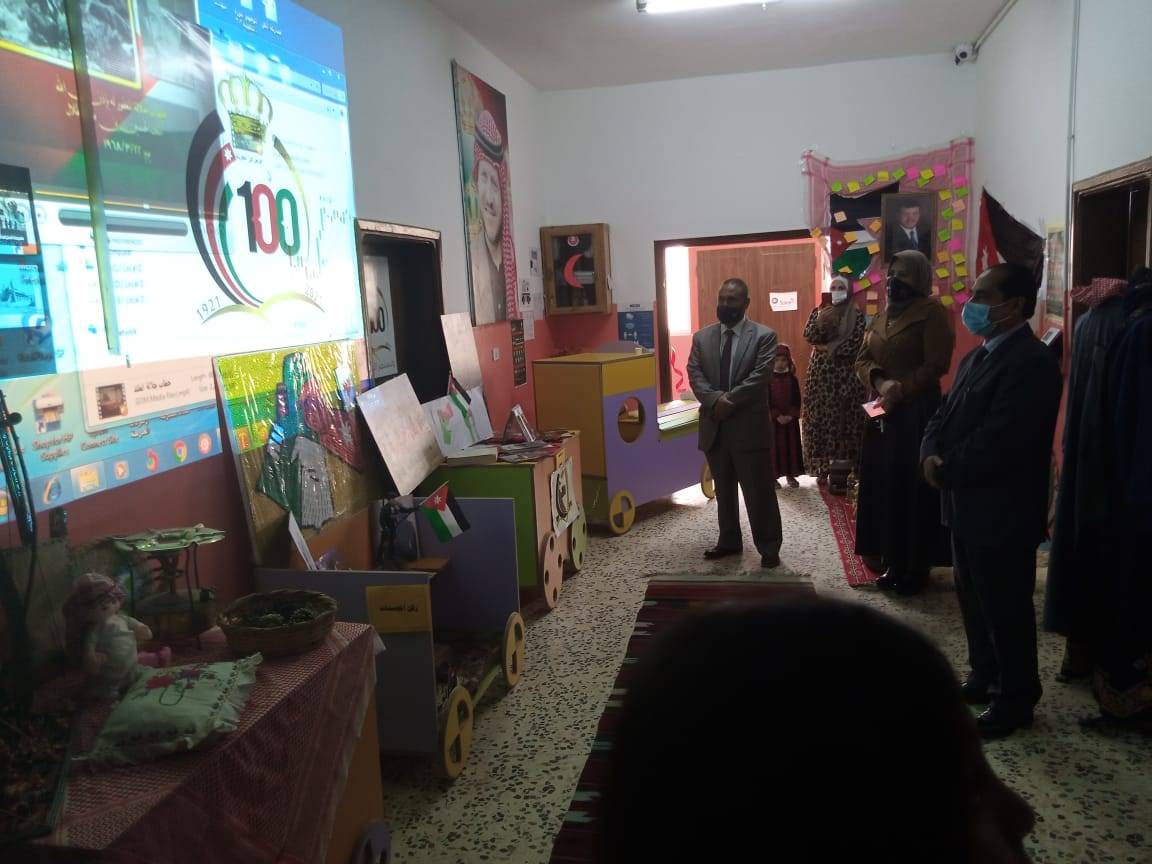 عضيبات يفتتح معرضا في مدرسة ميمونة الاساسية احتفالا بذكرى الكرامة