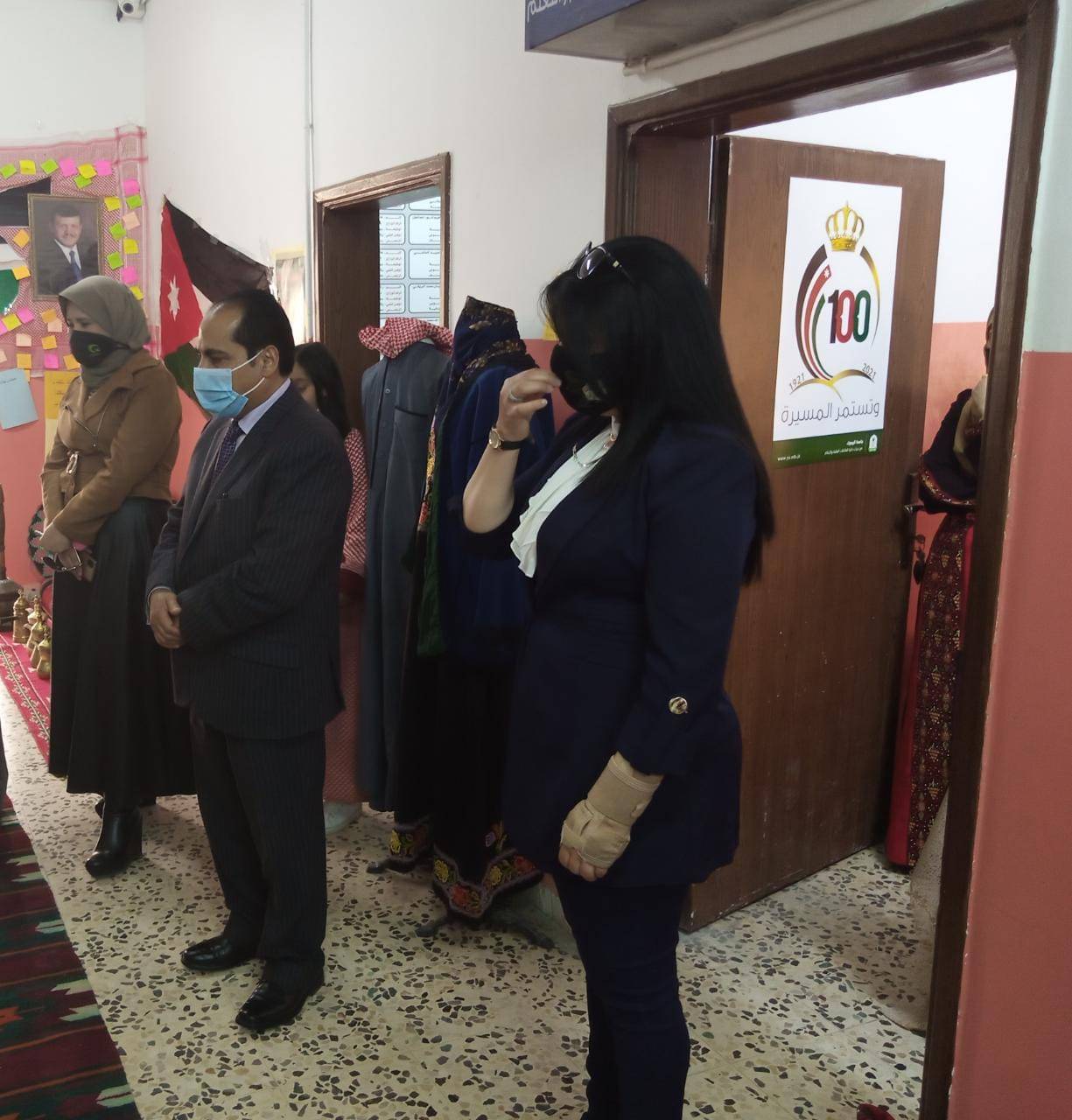 عضيبات يفتتح معرضا في مدرسة ميمونة الاساسية احتفالا بذكرى الكرامة