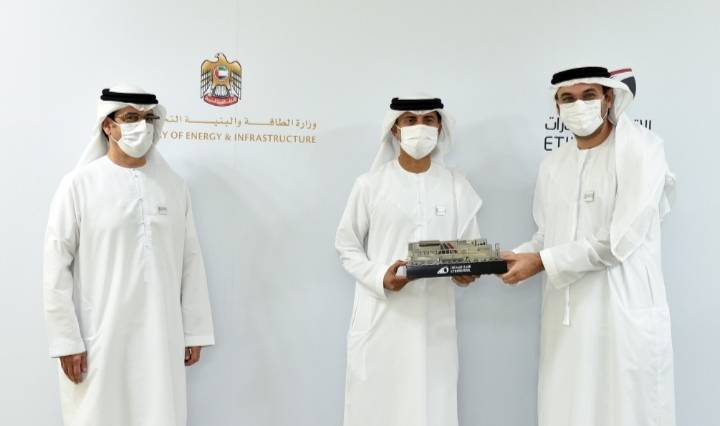 الطاقة والبنية التحتية والاتحاد للقطارات توقعان اتفاقية بشأن تصاريح السلامة للسكك الحديدية في المرحلة الثانية من المشروع