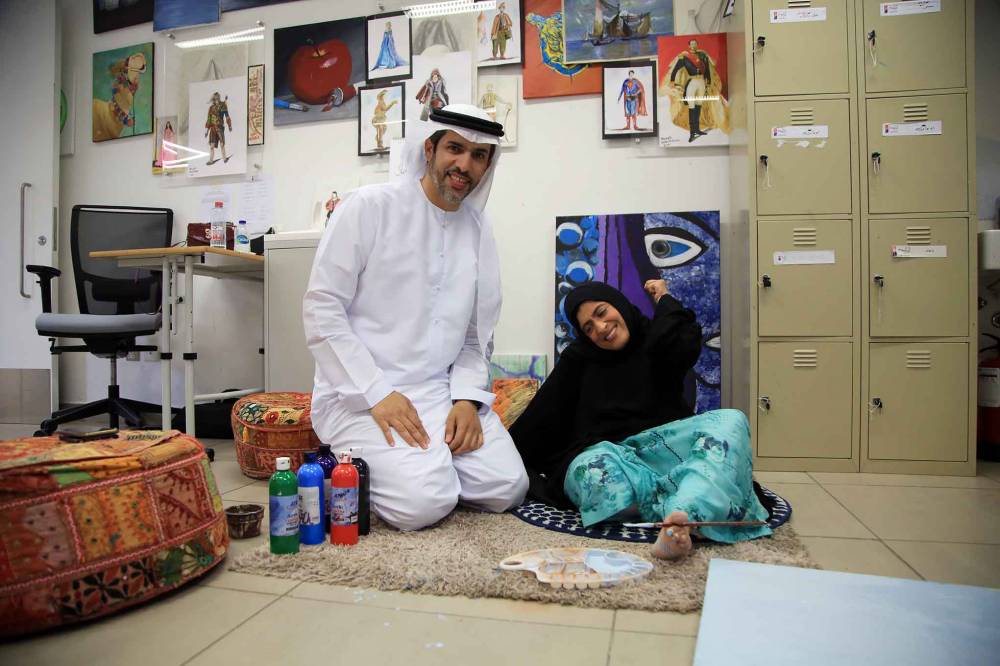 الفنان التشكيلي الإماراتي مطر بن لاحج  في جلسة حوارية مع منتسبي مركز الفن للجميع (فلج)
