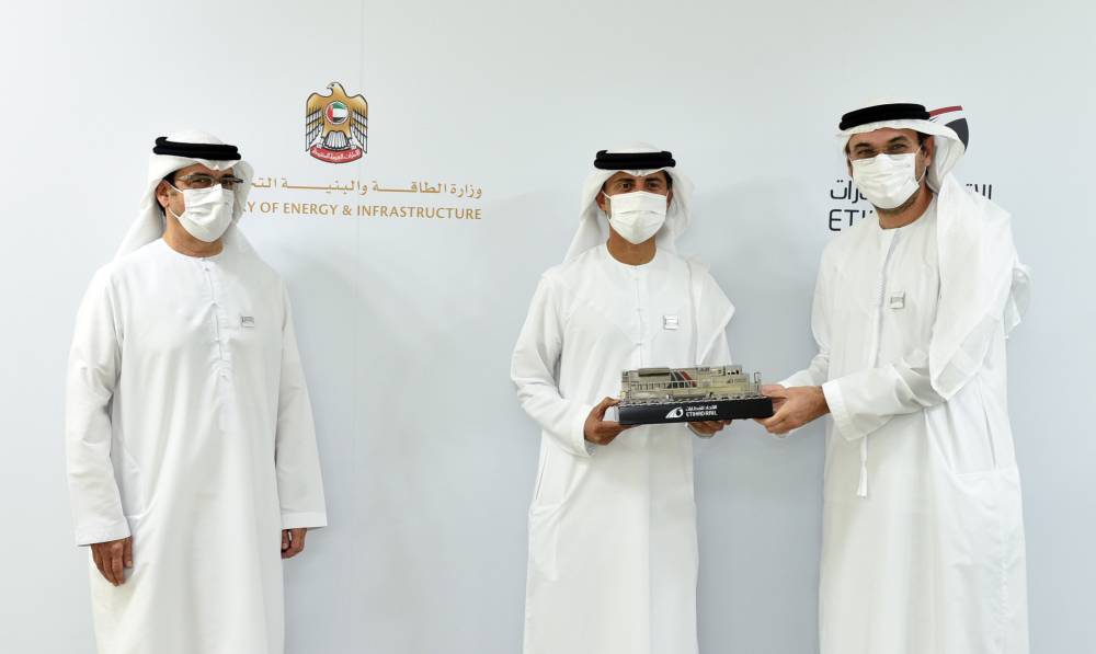 الطاقة والبنية التحتية والاتحاد للقطارات توقعان اتفاقية بشأن تصاريح السلامة للسكك الحديدية في المرحلة الثانية من المشروع