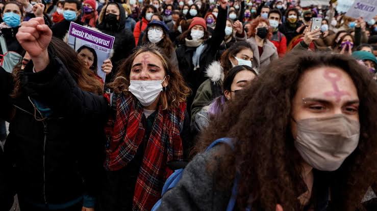 بالفيديو || غضب يعم تركيا بعد إعلانها رسمياً الانسحاب من اتفاقية اسطنبول لحماية المرأة