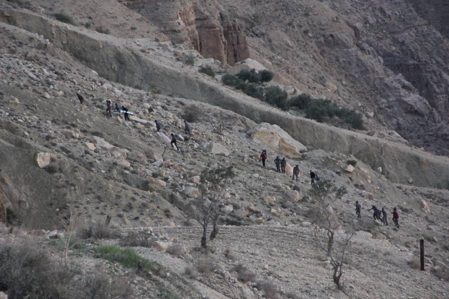 إصابة شخصين سقطا من منحدر جبلي في محافظة الكرك