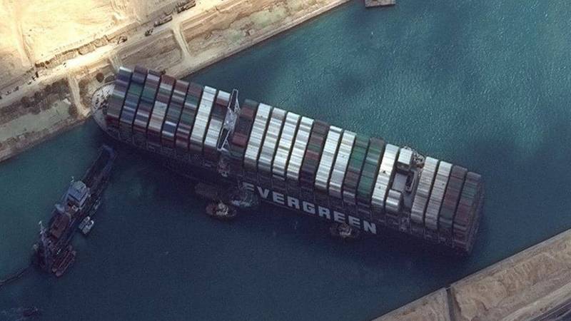 مهاب مميش يكشف عن الموعد المتوقع لتعويم سفينة قناة السويس العملاقة