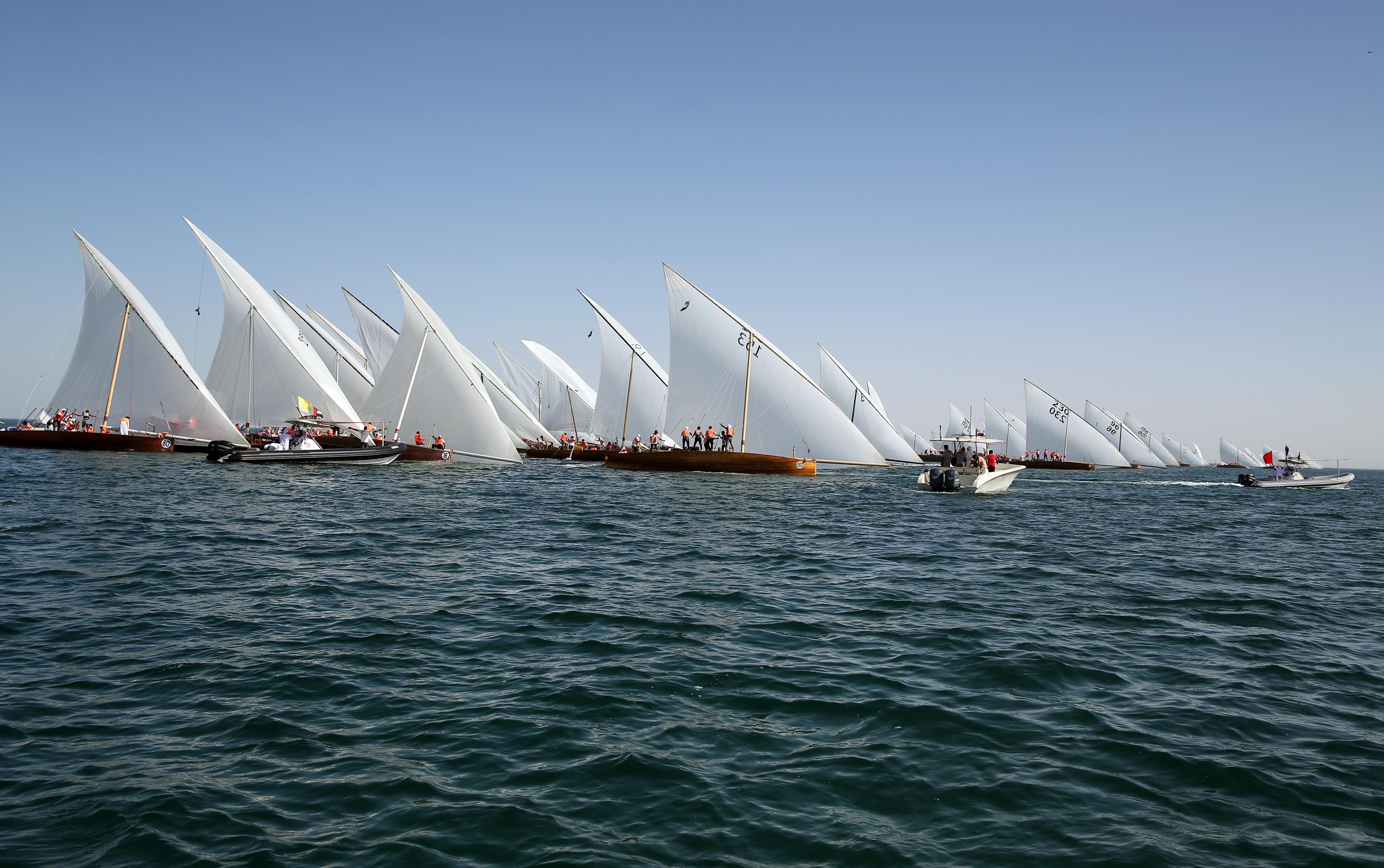 الطيار بطل سباق مروح للمحامل الشراعية في مهرجان الظفرة البحري