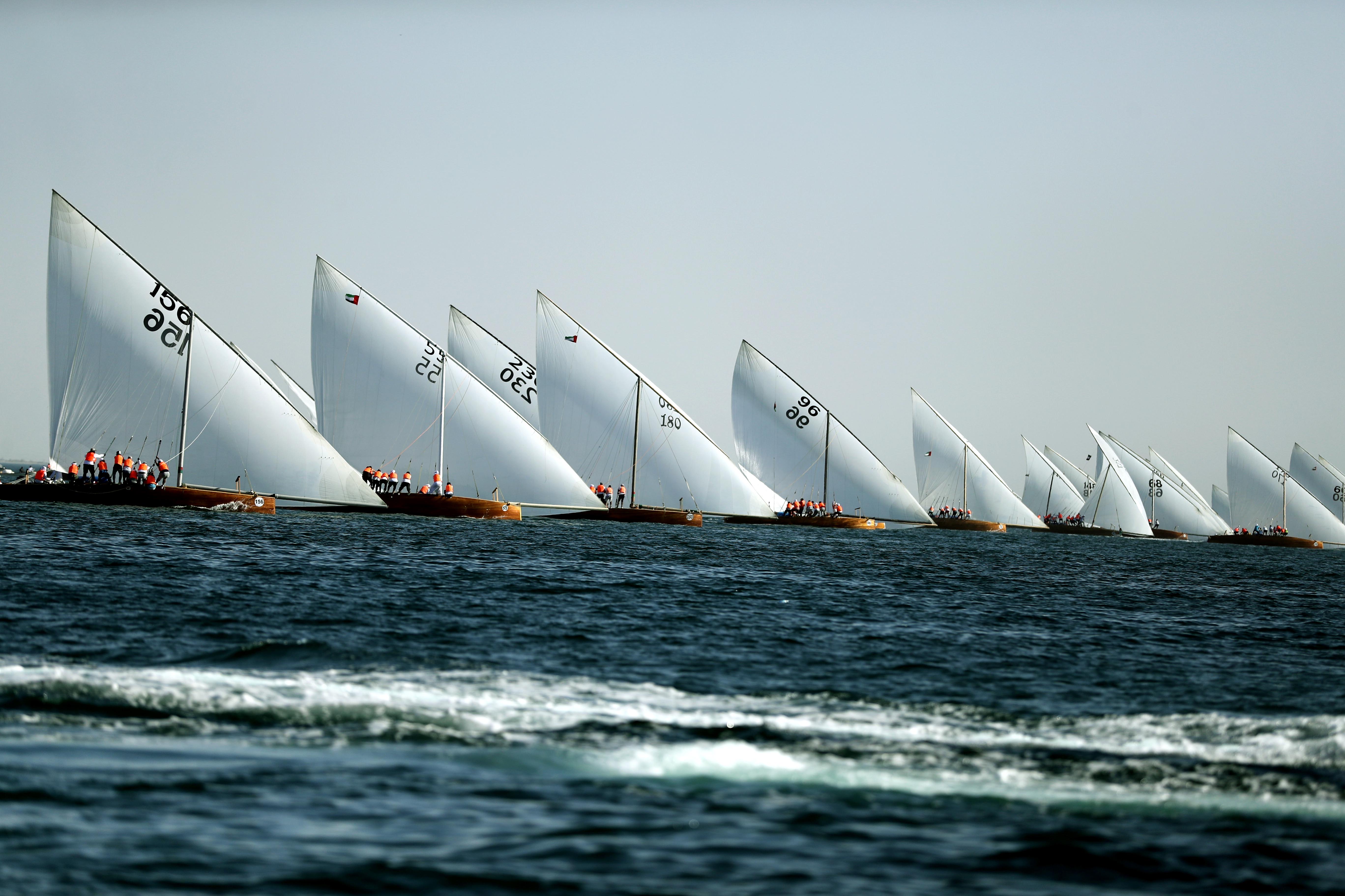 الطيار بطل سباق مروح للمحامل الشراعية في مهرجان الظفرة البحري