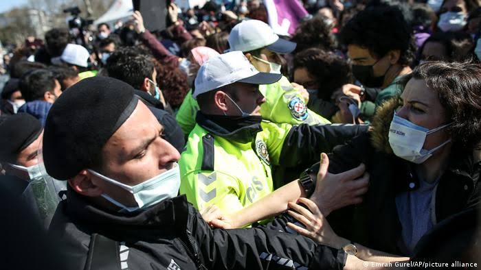 بالفيديو || غضب يعم تركيا بعد إعلانها رسمياً الانسحاب من اتفاقية اسطنبول لحماية المرأة