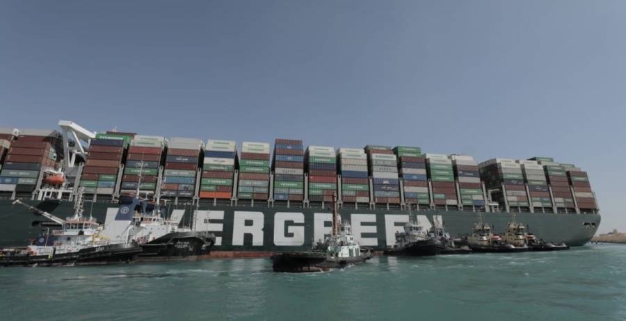 بالفيديو تعويم سفينة الحاويات الجانحة في قناة السويس