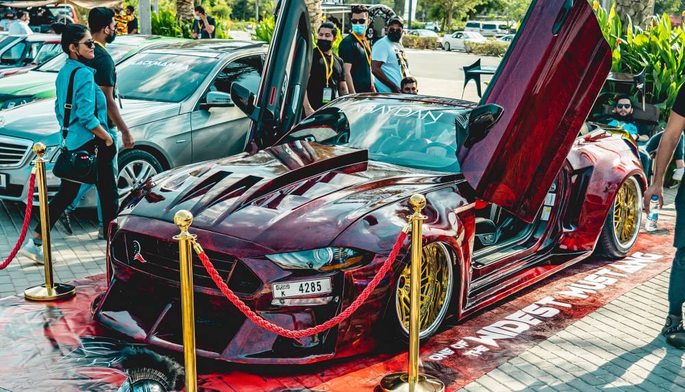سوق التنين يستضيف معرضاً مشوّقاً للسيارات الخارقة 